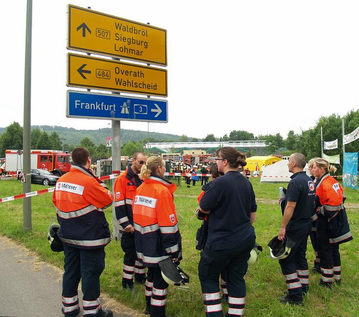 Schwerer Unfall mit Reisebus Lohmar Donrather Dreieck P373.JPG